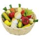 Cesta de mimbre con verduras de madera, de Goki
