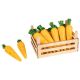 Caja de madera con zanahorias, de Goki